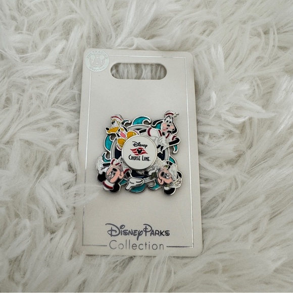 NEW Disney Cruiseline Exclusive Mickey & Friends Pin - Picture 1 of 4